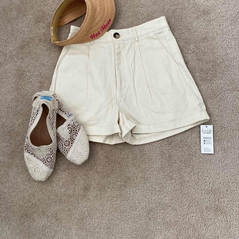 NWT. Linen Blend Cream Shorts